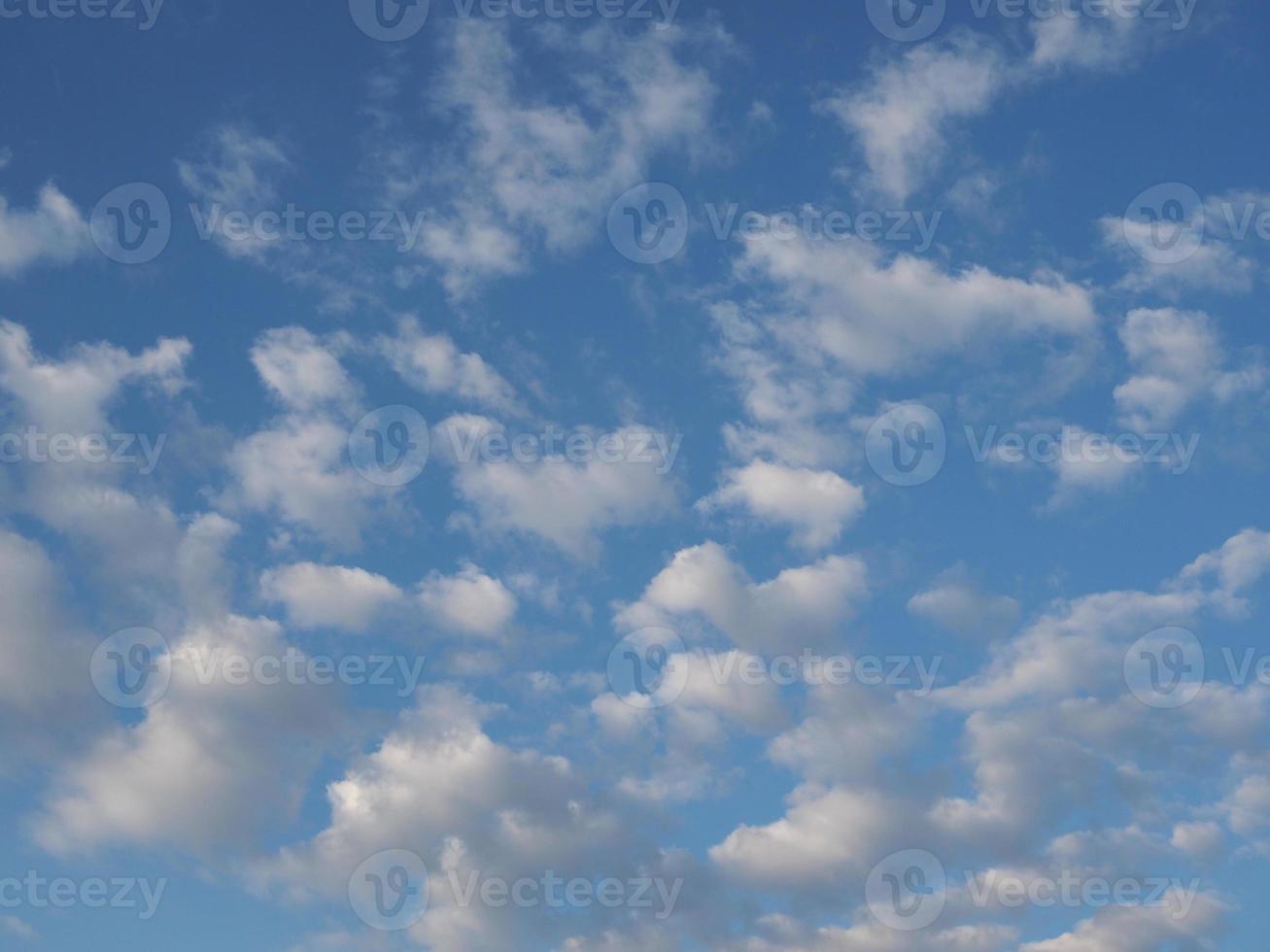 blauwe hemel met wolken achtergrond foto