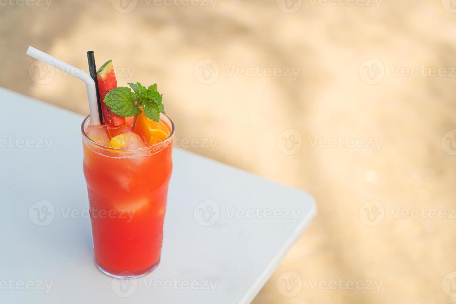 fruitpunch met zeestrandachtergrond foto