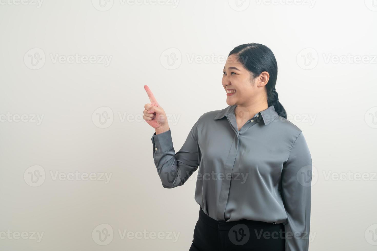 Aziatische vrouw met hand wijzend op witte achtergrond foto