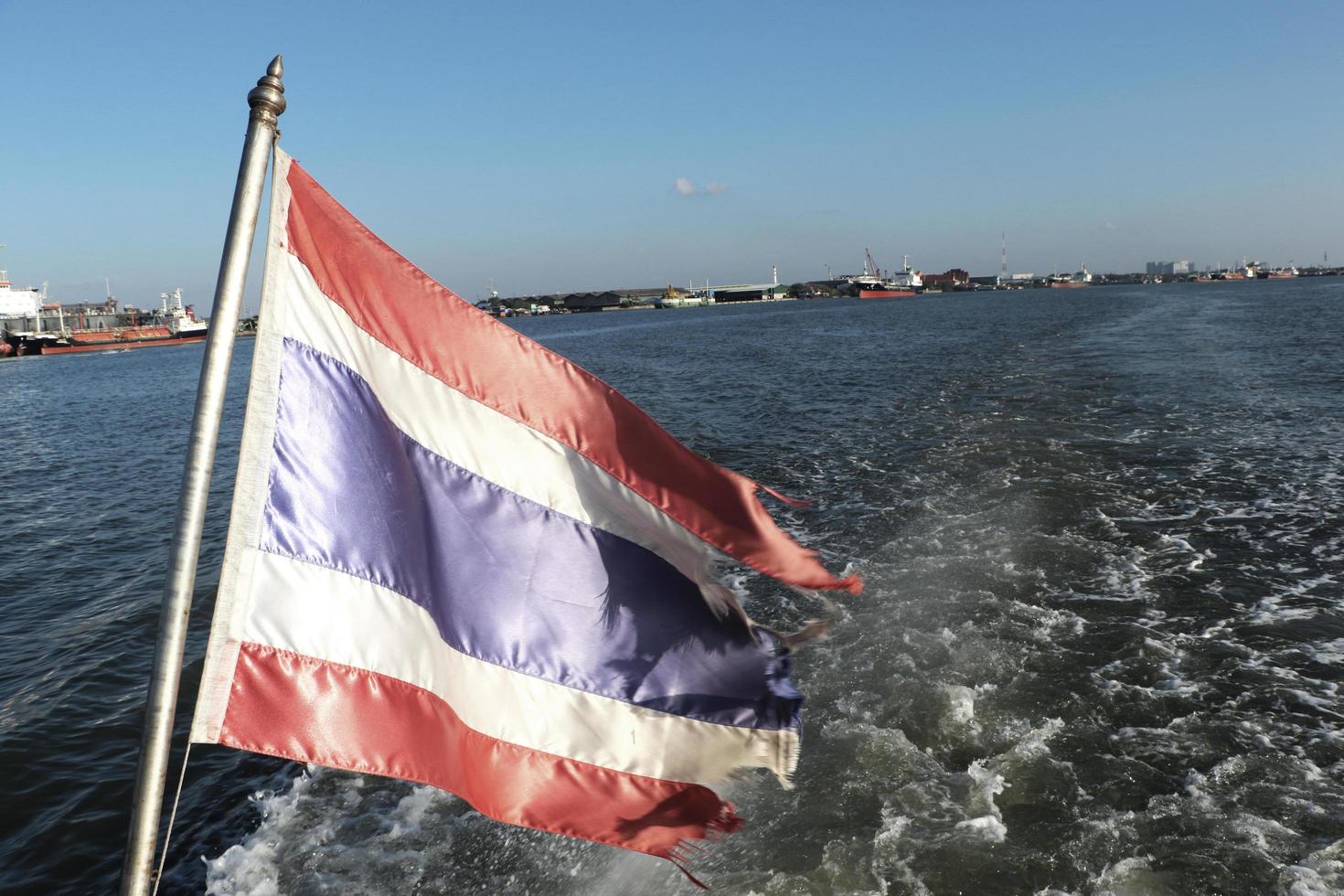 vlag van thailand in de boot, maritieme export stimuleert de economie van thailand foto