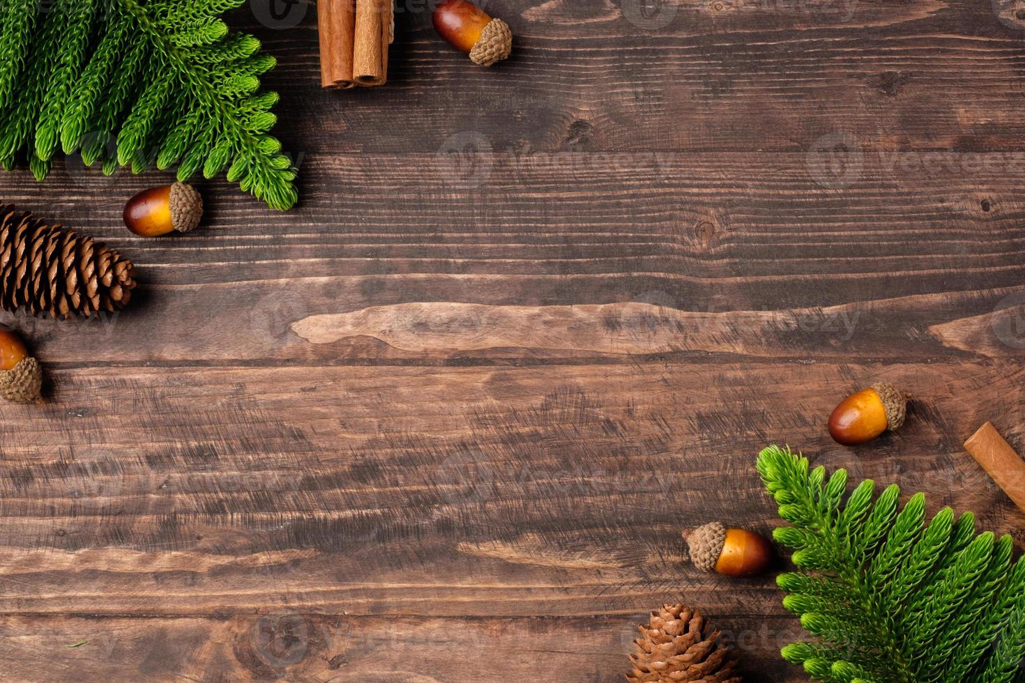 Kerst dennenboom en dennenappel op houten tafel achtergrond foto