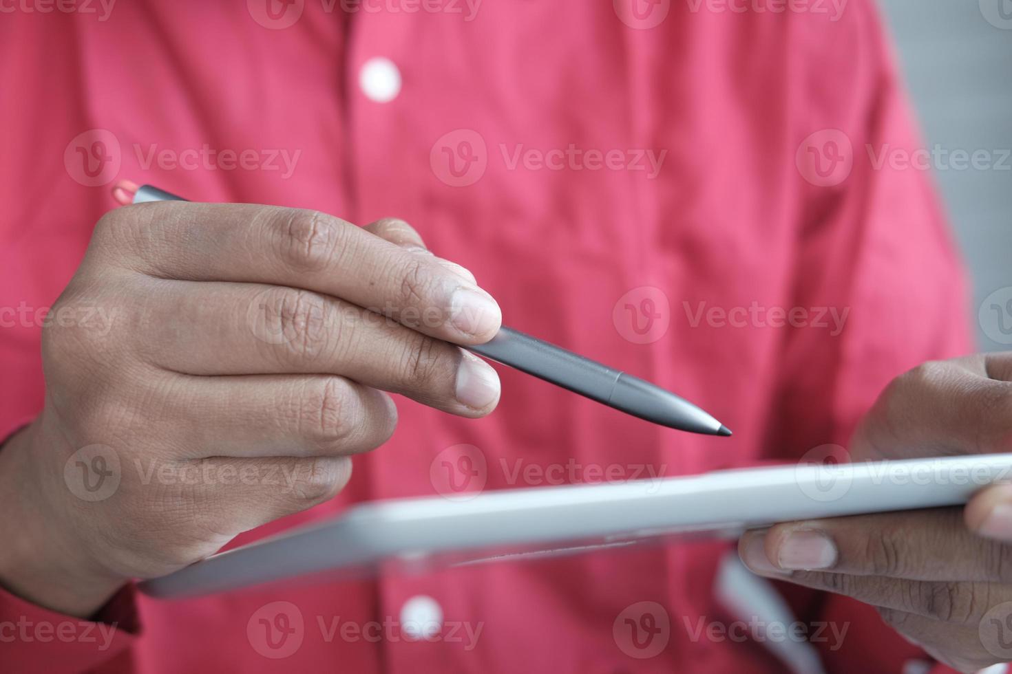 digitale tablet en afbeelding op tafel gebruiken foto