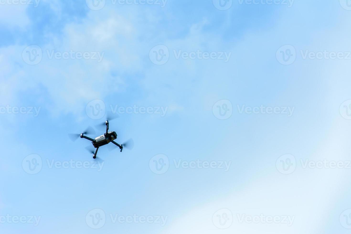 de drone vliegt over het Oekraïense platteland en maakt video's met ongelooflijke berglandschappen foto