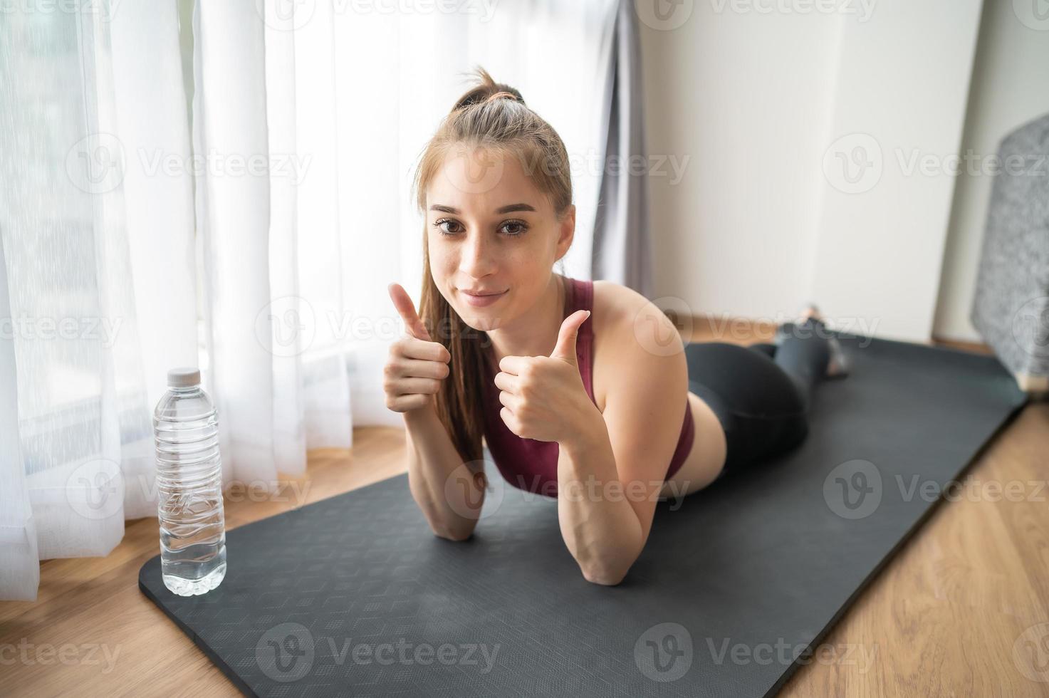 vrouw die duim toont tijdens trainingsroutine foto