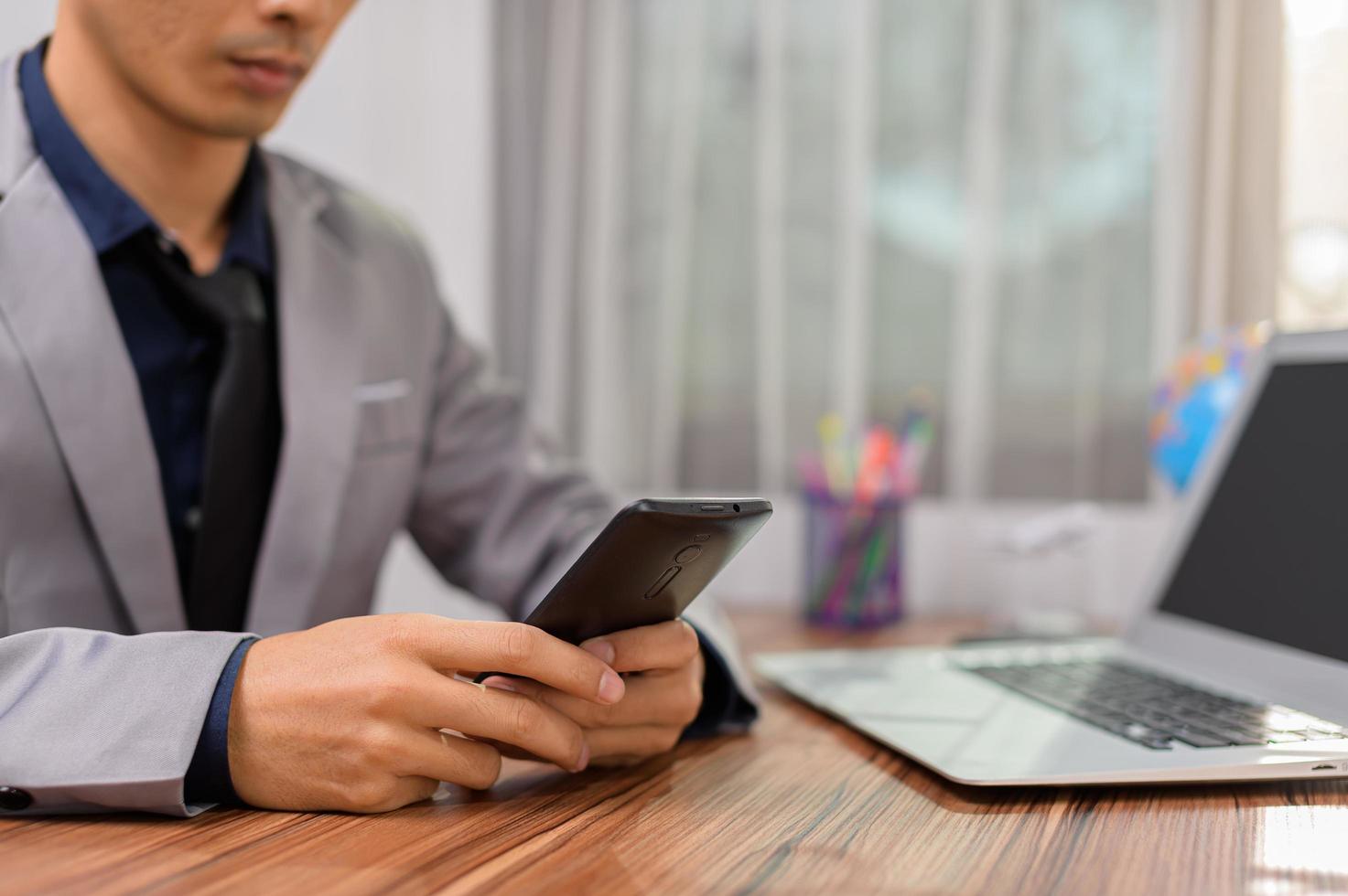 zakenlieden gebruiken mobiele telefoons en smartphones om te communiceren en te werken. foto