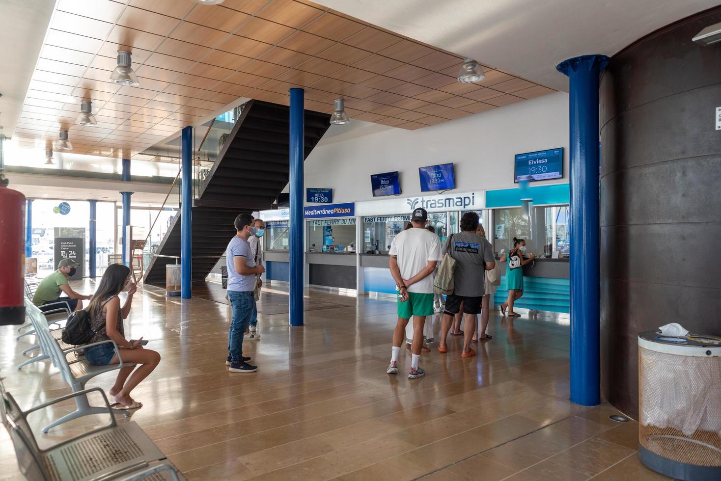 formentera, spanje 2021 - mensen in de maritieme terminal in de zomer foto