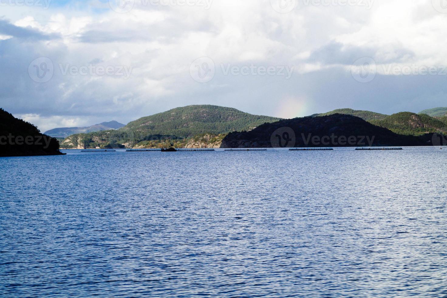 met een cruiseschip in de fjorden van noorwegen foto