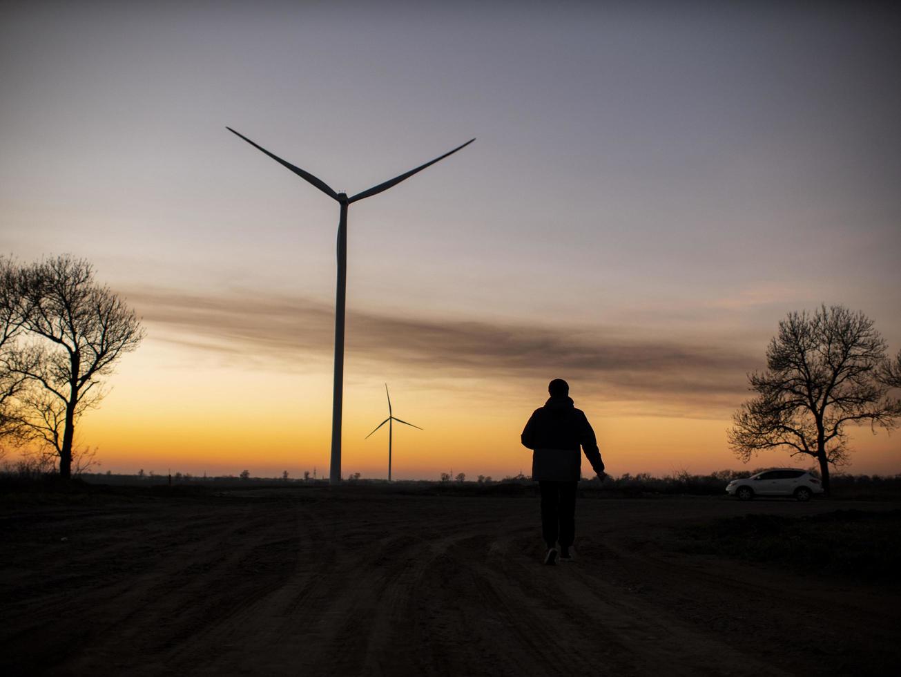 silhouet van een man gaat naar zonsondergang foto