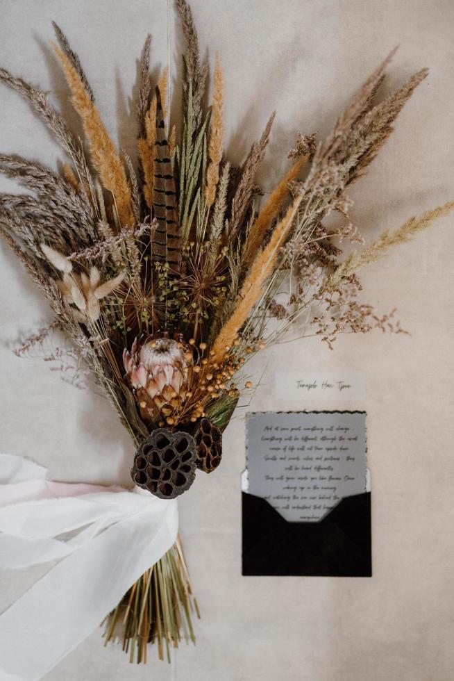 elegant bruidsboeket van gedroogde wilde bloemen foto