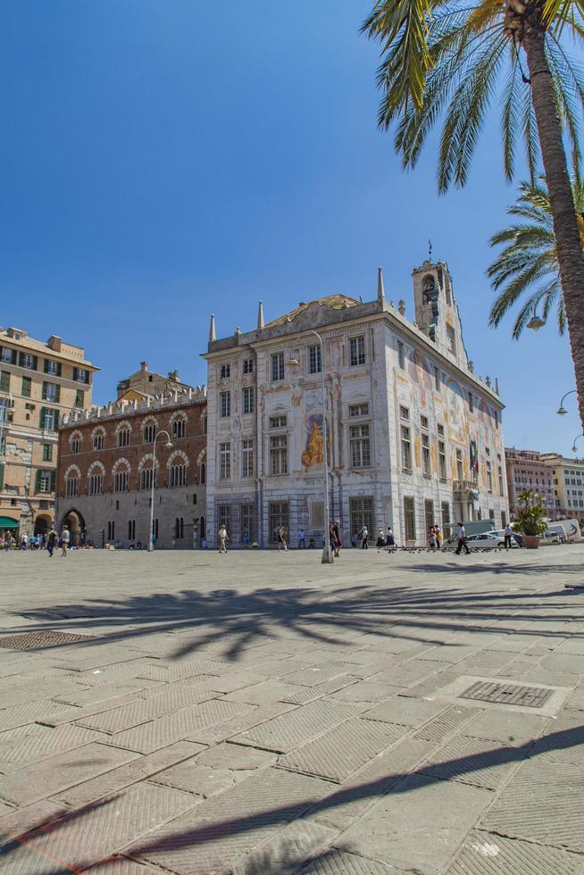 genua, italië 2015 - mensen in palazzo san giorgio, gebouwd in 1260 foto