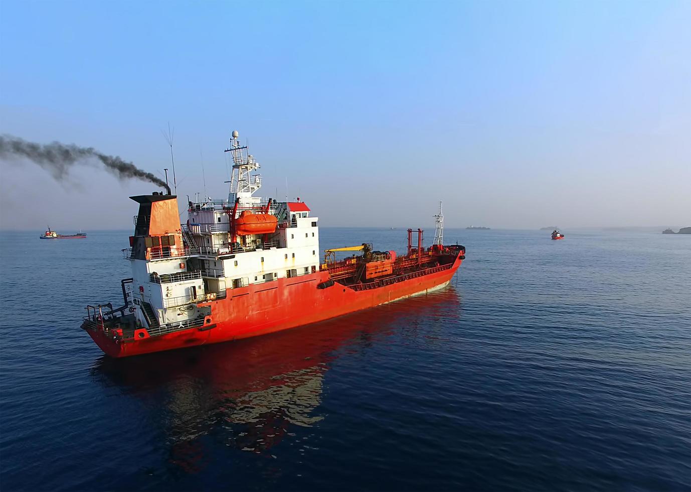 luchtfoto van het rode schip op het oppervlak van de zee. foto