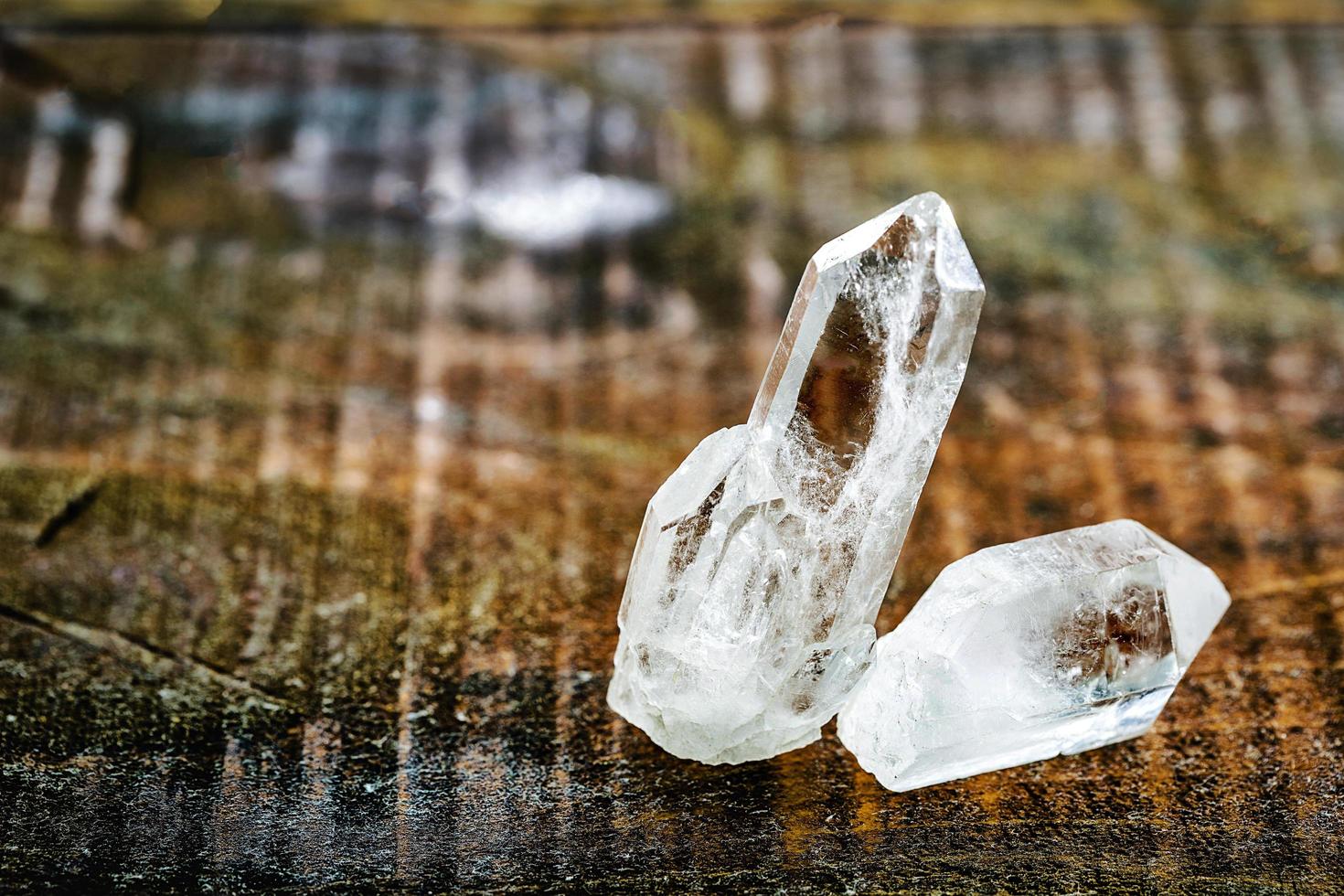 kristalmineralen van edelstenen. edelstenen om te ontspannen, helder kwartskristal van dichtbij. magische steen voor kristalritueel, hekserij, ontspannend kristal, mystieke kwarts. foto