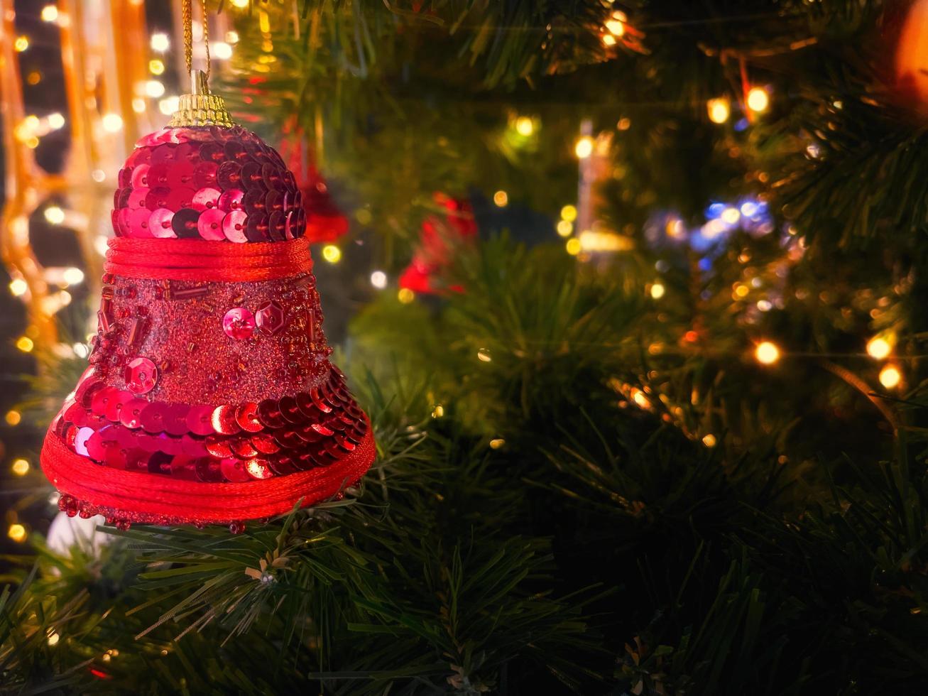 rode kerstviering bel op een boom foto