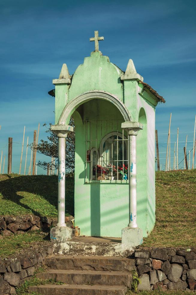 klein katholiek heiligdom te midden van een landelijk landschap in de buurt van bento goncalves. een vriendelijk plattelandsstadje in Zuid-Brazilië, beroemd om zijn wijnproductie. foto