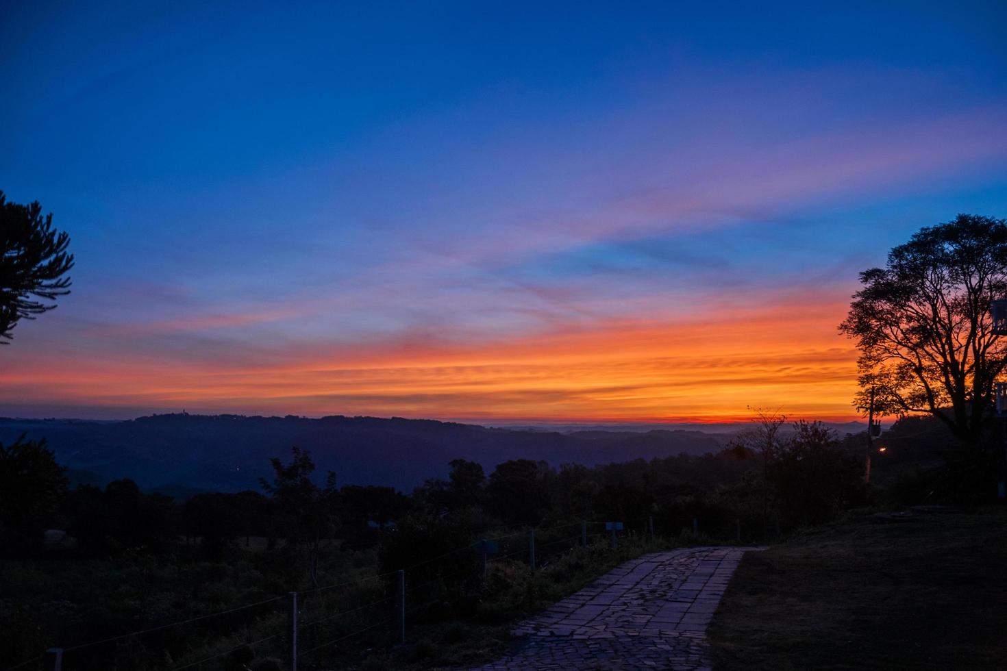 gekleurde wolken en lucht bij zonsondergang die een verbazingwekkend landschap vormen in een boerderij in de buurt van bento goncalves. een vriendelijk plattelandsstadje in Zuid-Brazilië, beroemd om zijn wijnproductie. foto
