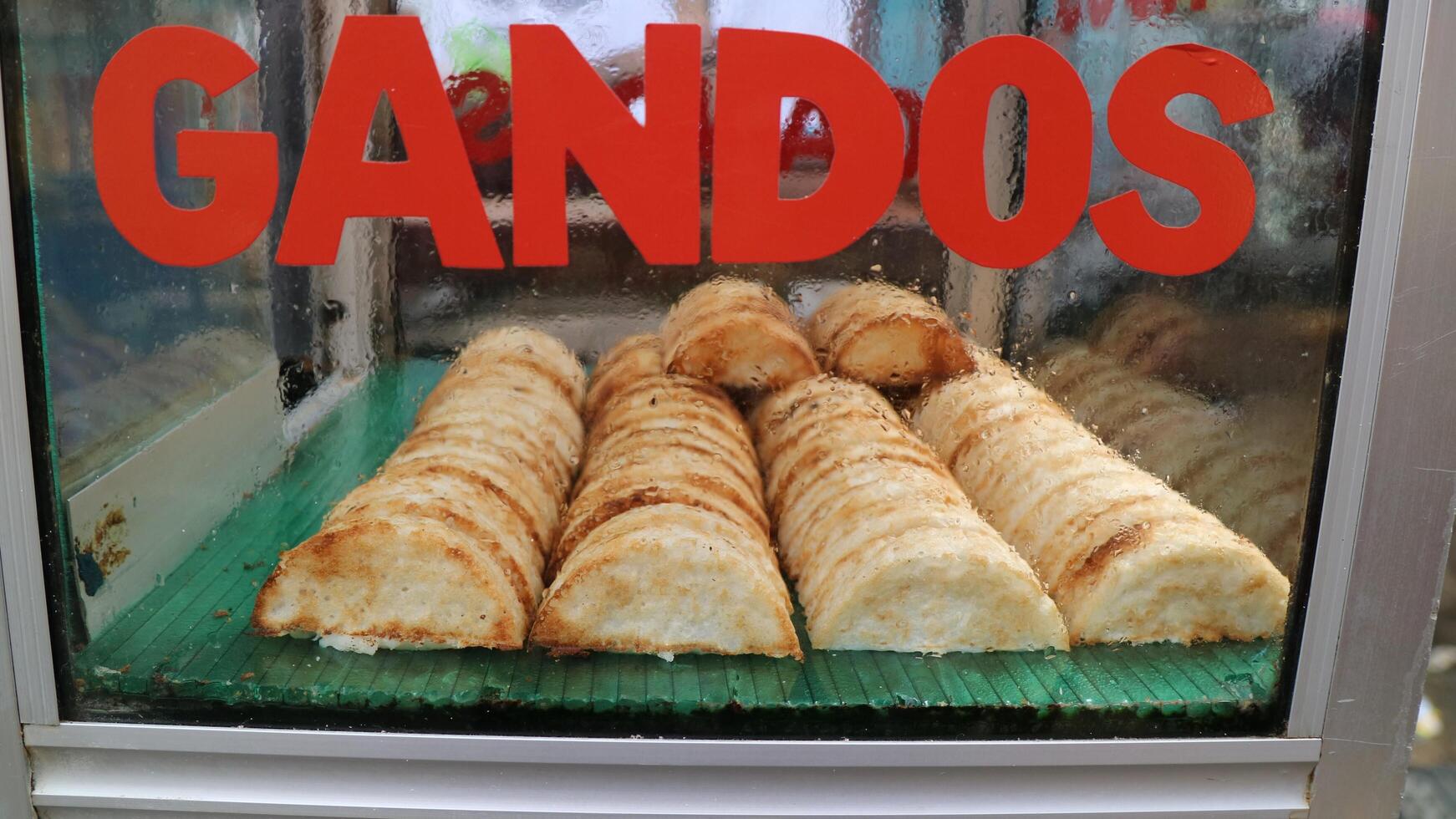 gandos, kue pancong, rangin. traditionele cake wordt gemaakt van de samenstelling van rijstmeel, kleefrijstmeel, kokos en kokosmelk, gegrild op een bakplaat foto