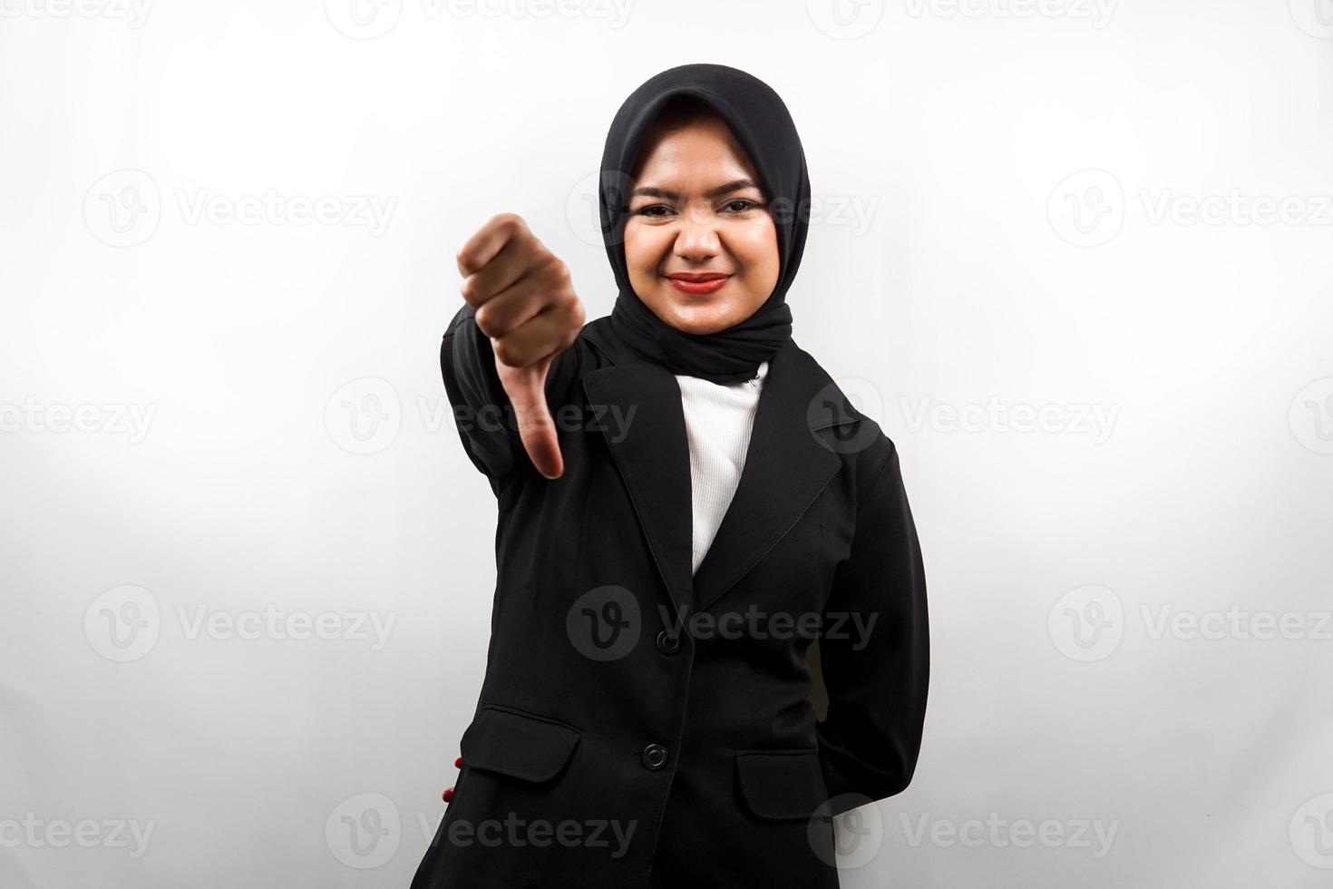 mooie jonge Aziatische moslim zakenvrouw steenbolk, kleinerend, teleurgesteld, ontevreden, niet goed, slechte baan, waardeloos, zwak, kijken naar camera geïsoleerd op witte achtergrond foto