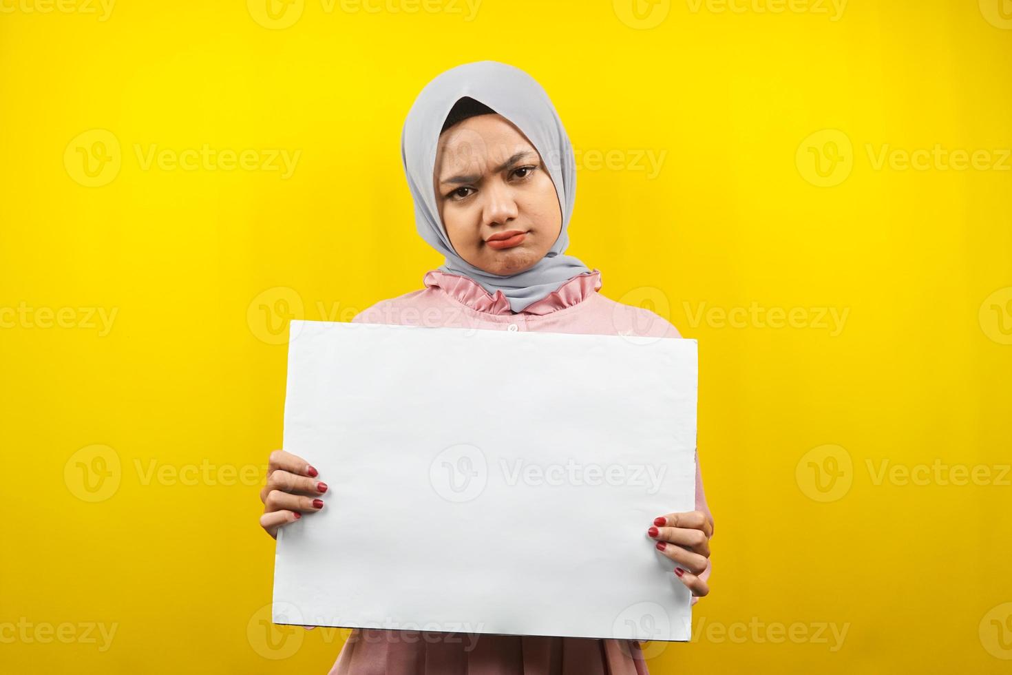 mooie jonge moslimvrouw verdrietig, hand met lege lege banner, plakkaat, wit bord, leeg bord, wit reclamebord, iets presenteren in kopieerruimte, promotie foto