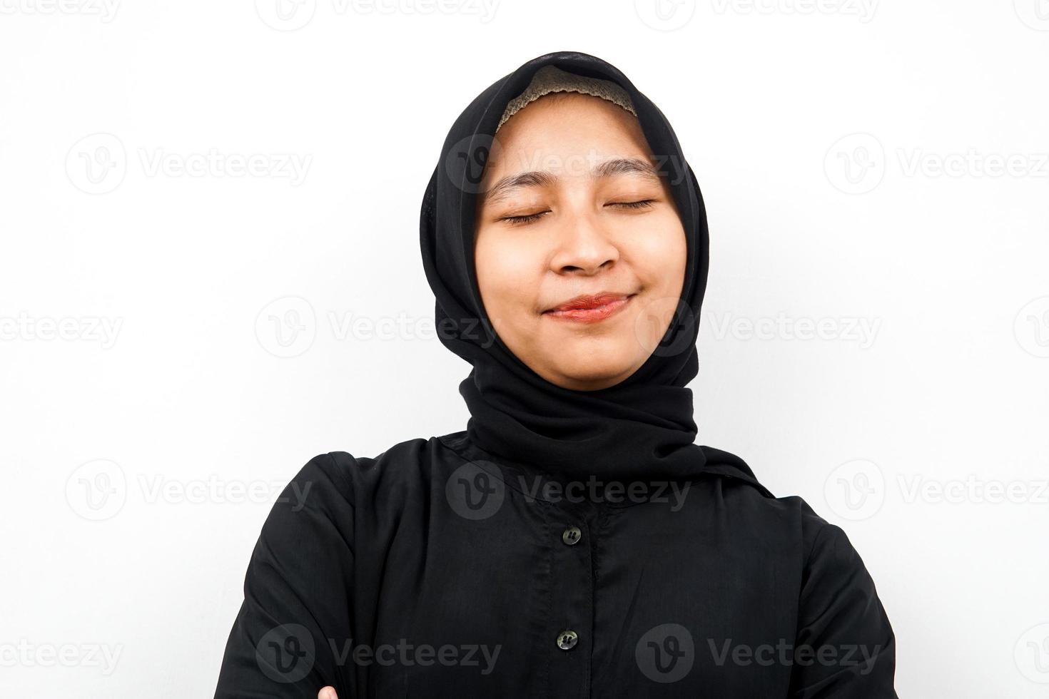 close-up van mooie jonge moslimvrouw ontspannen, genieten, haar ogen sluiten, geïsoleerd foto