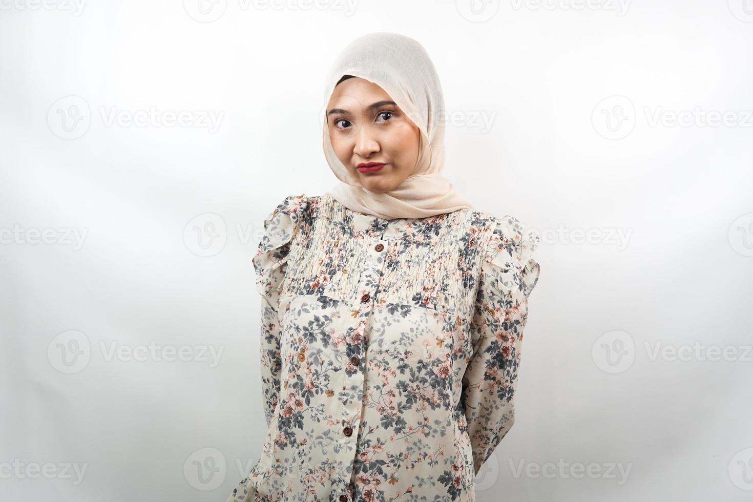 Mooie jonge Aziatische moslimvrouw watertanden, geschokt, verrast, ogen wijd open, geïsoleerd op een witte achtergrond foto