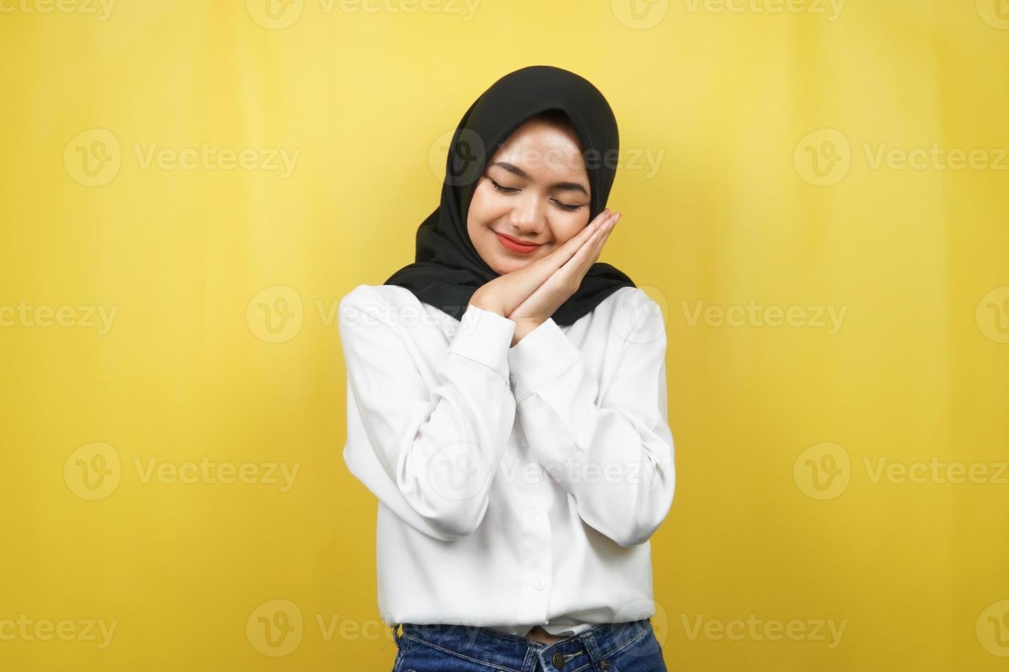 mooie Aziatische jonge moslimvrouw die vredig slaapt, zich comfortabel voelt, zich gelukkig voelt, geïsoleerd op gele achtergrond foto