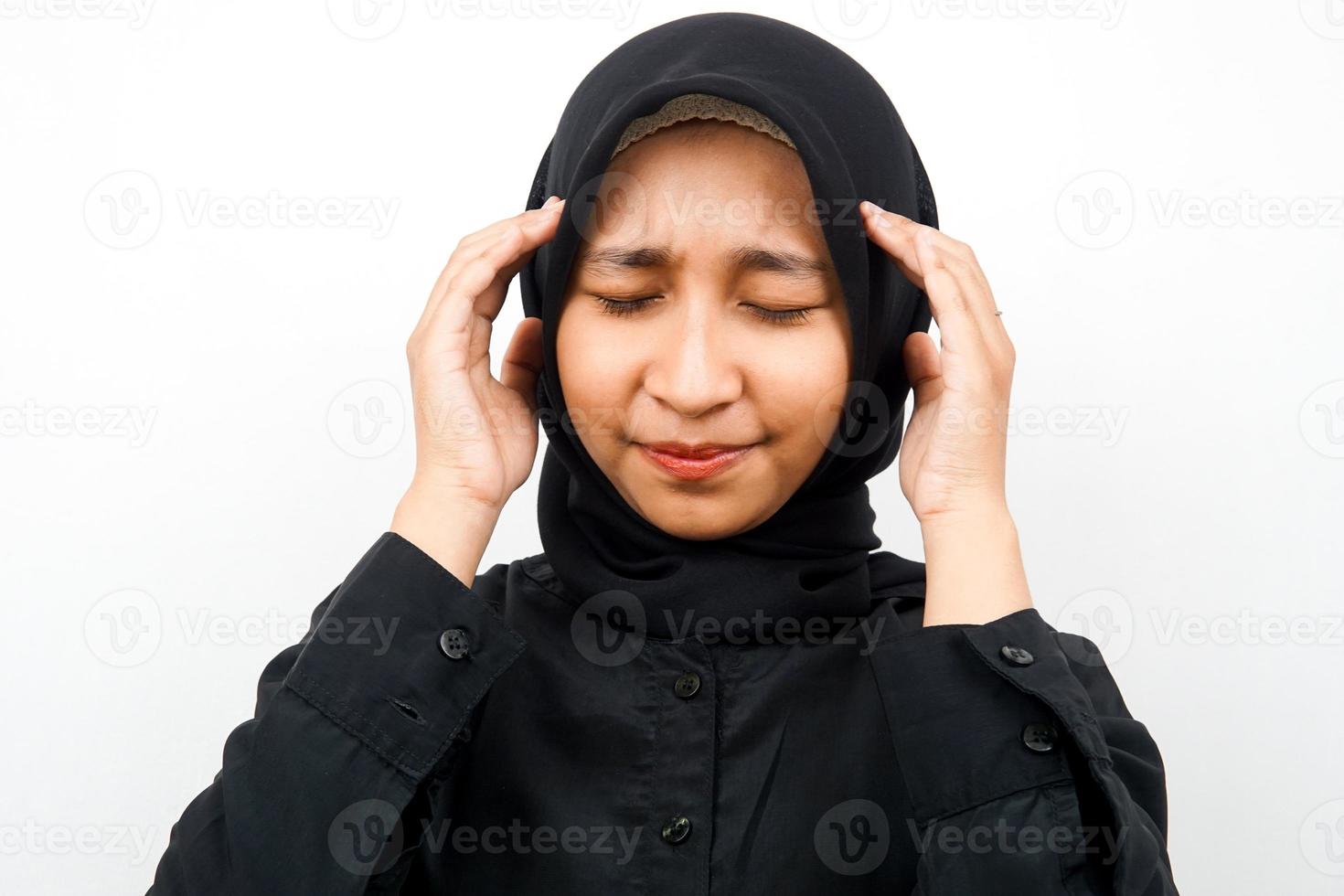 close-up van mooie jonge moslimvrouw gestrest, in paniek, geschokt, geïsoleerd foto