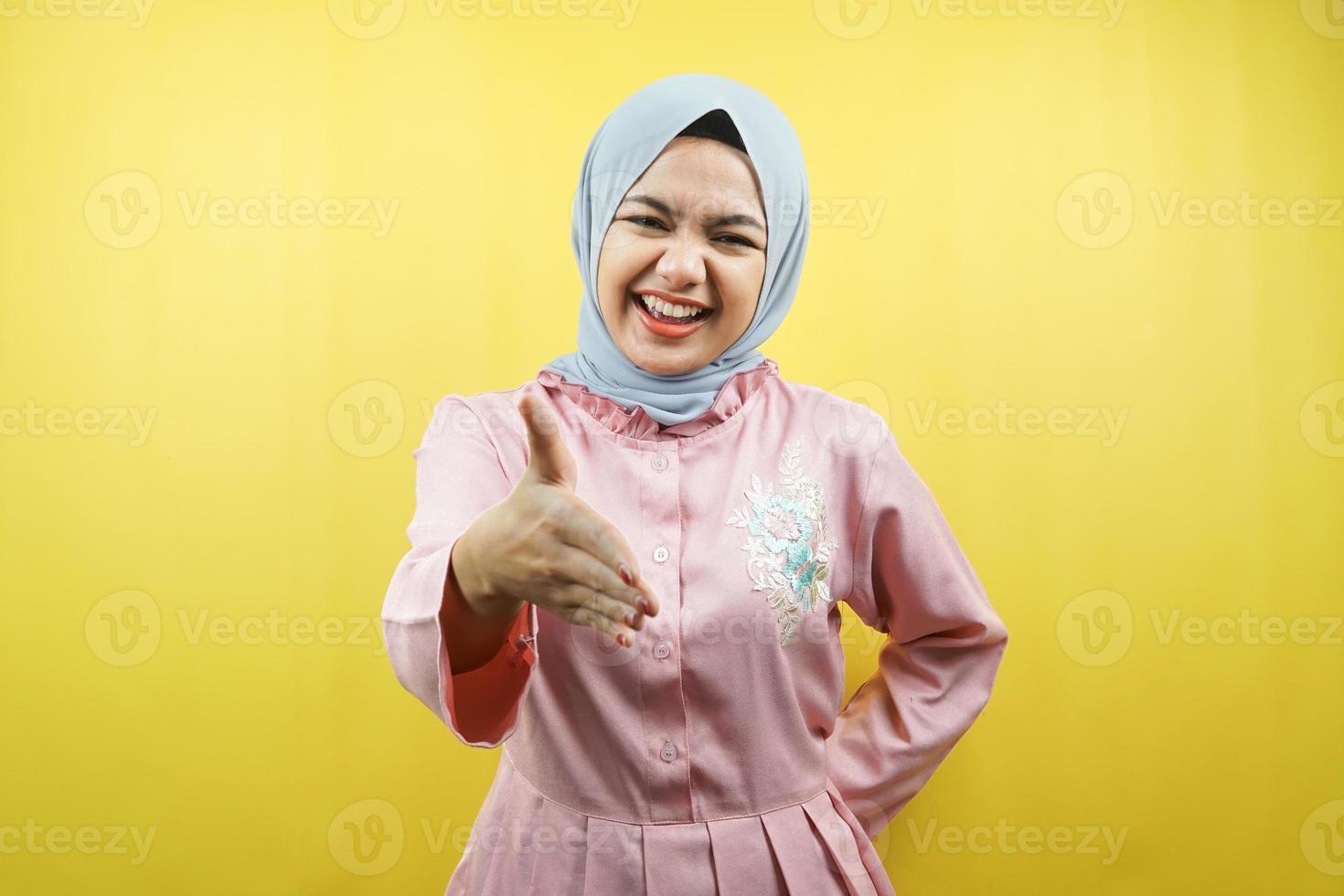 mooie jonge moslimvrouw met handen schudden op camera, geïsoleerd foto