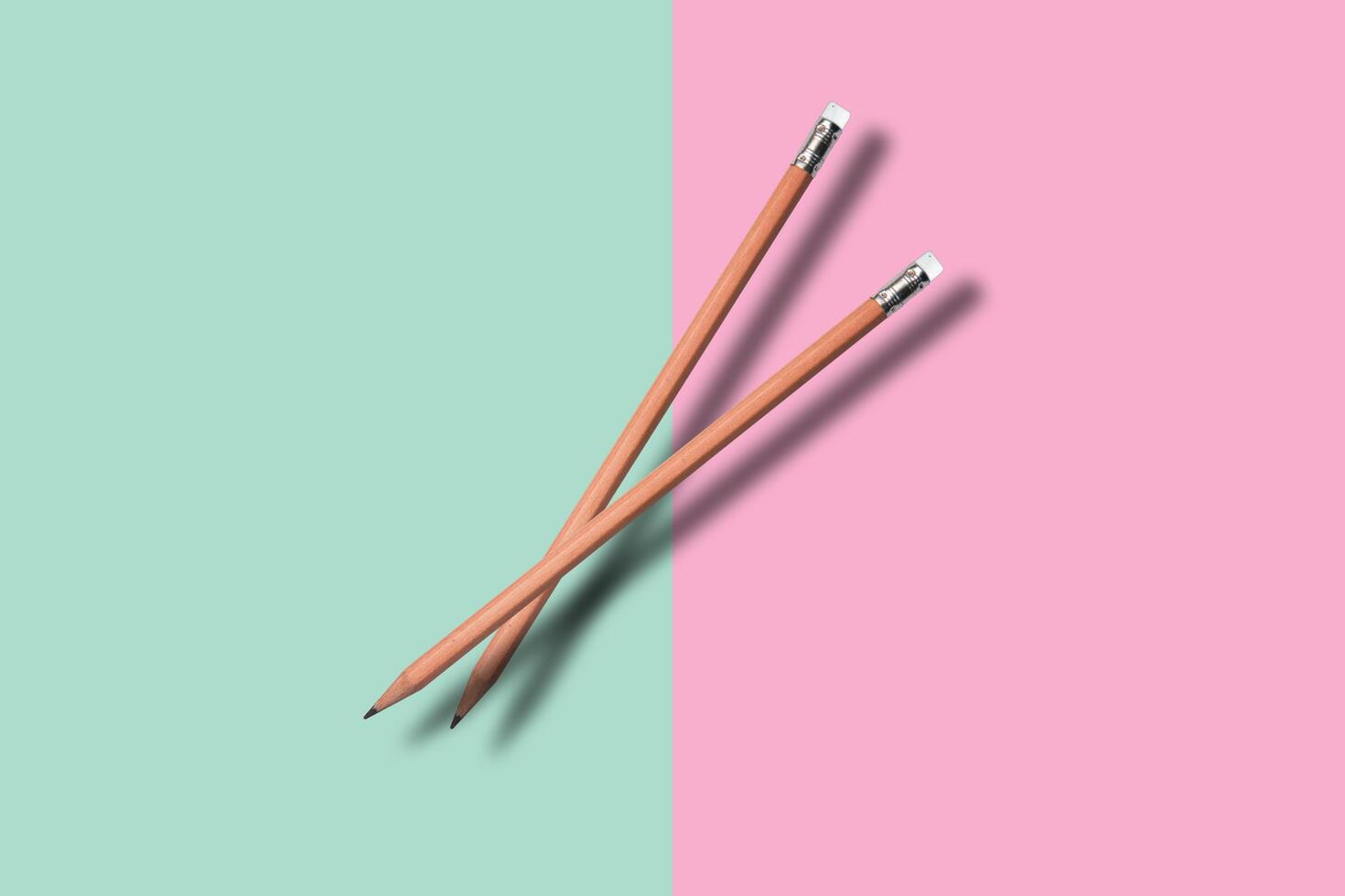 twee een potlood op gekleurde achtergrond foto