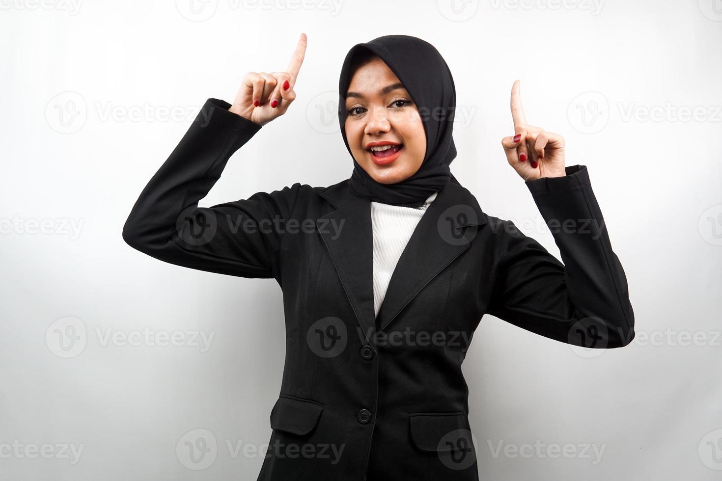 mooie jonge Aziatische moslim zakenvrouw glimlachend zelfverzekerd, enthousiast en vrolijk met handen omhoog iets presenteren, kijken naar camera geïsoleerd op witte achtergrond foto