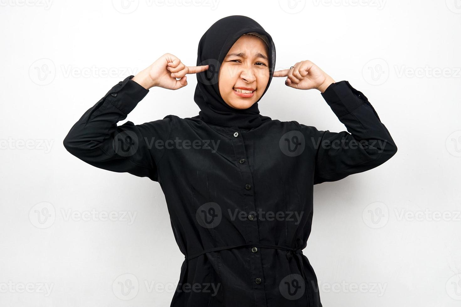 mooie jonge aziatische moslimvrouw met handen die oren bedekken, lawaai, geïsoleerd op een witte achtergrond foto