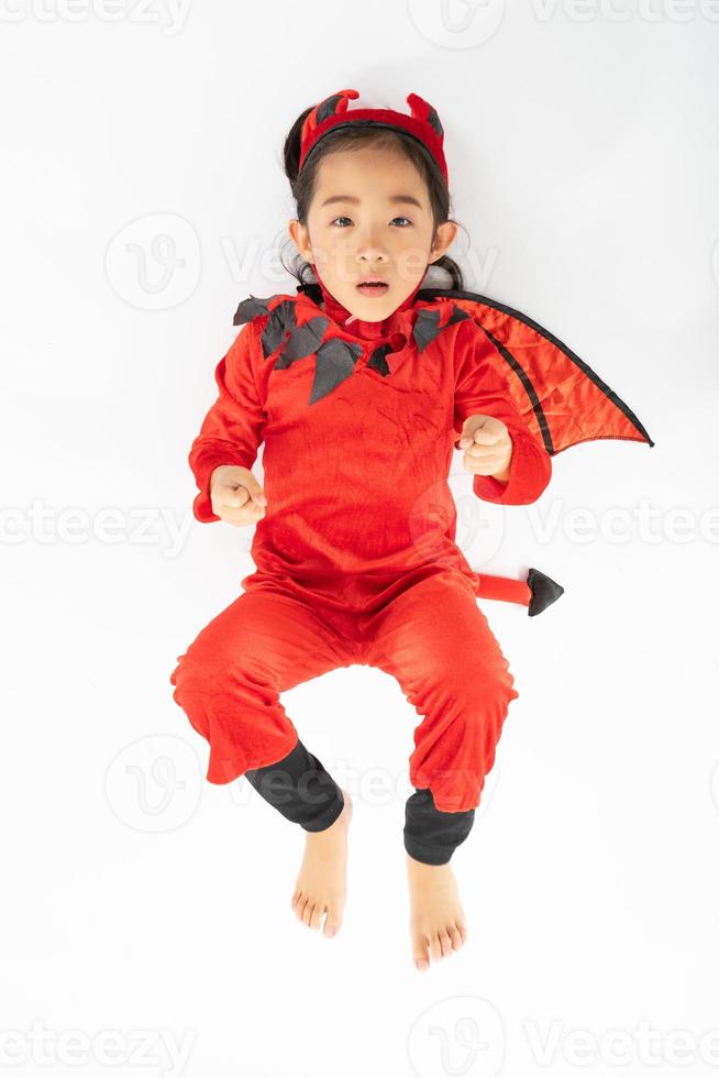 portret Aziatisch klein schattig meisje in kwaad kostuum voor Halloween-festival met pompoen foto