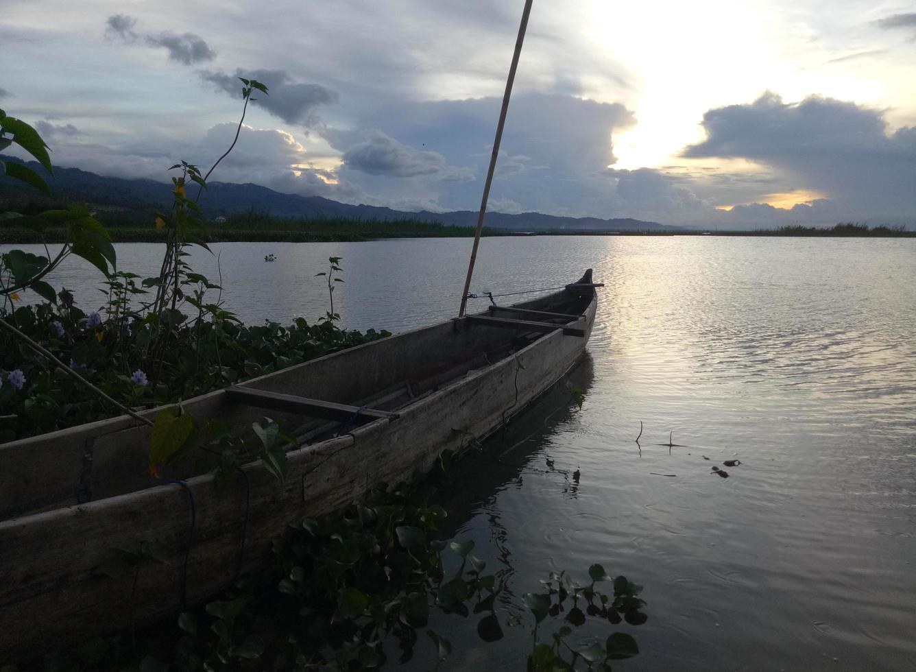 een traditionele vissersboot verankerd aan de oever van het limboto-meer, gorontalo. foto