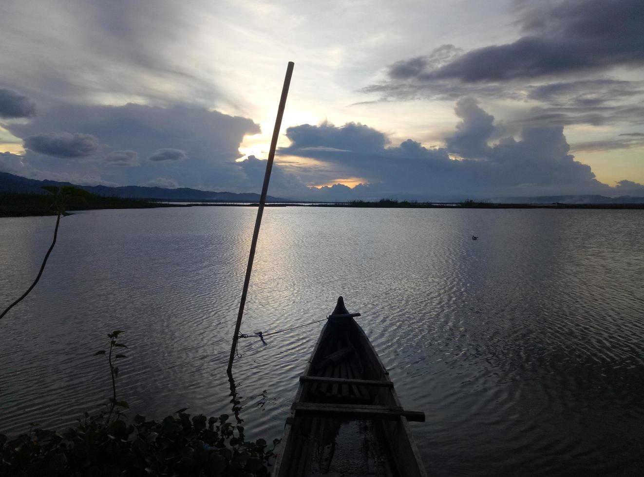 een traditionele vissersboot verankerd aan de oever van het limboto-meer, gorontalo. foto