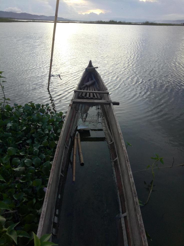 een traditionele vissersboot verankerd aan de oever van het limboto-meer, gorontalo. foto