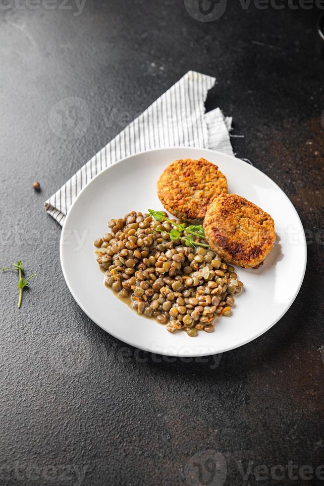 wortelkotelet linzen garneren veganistisch of vegetarisch eten foto