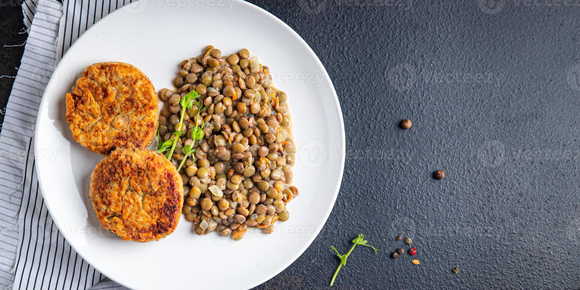 wortelkotelet linzen garneren veganistisch of vegetarisch eten foto