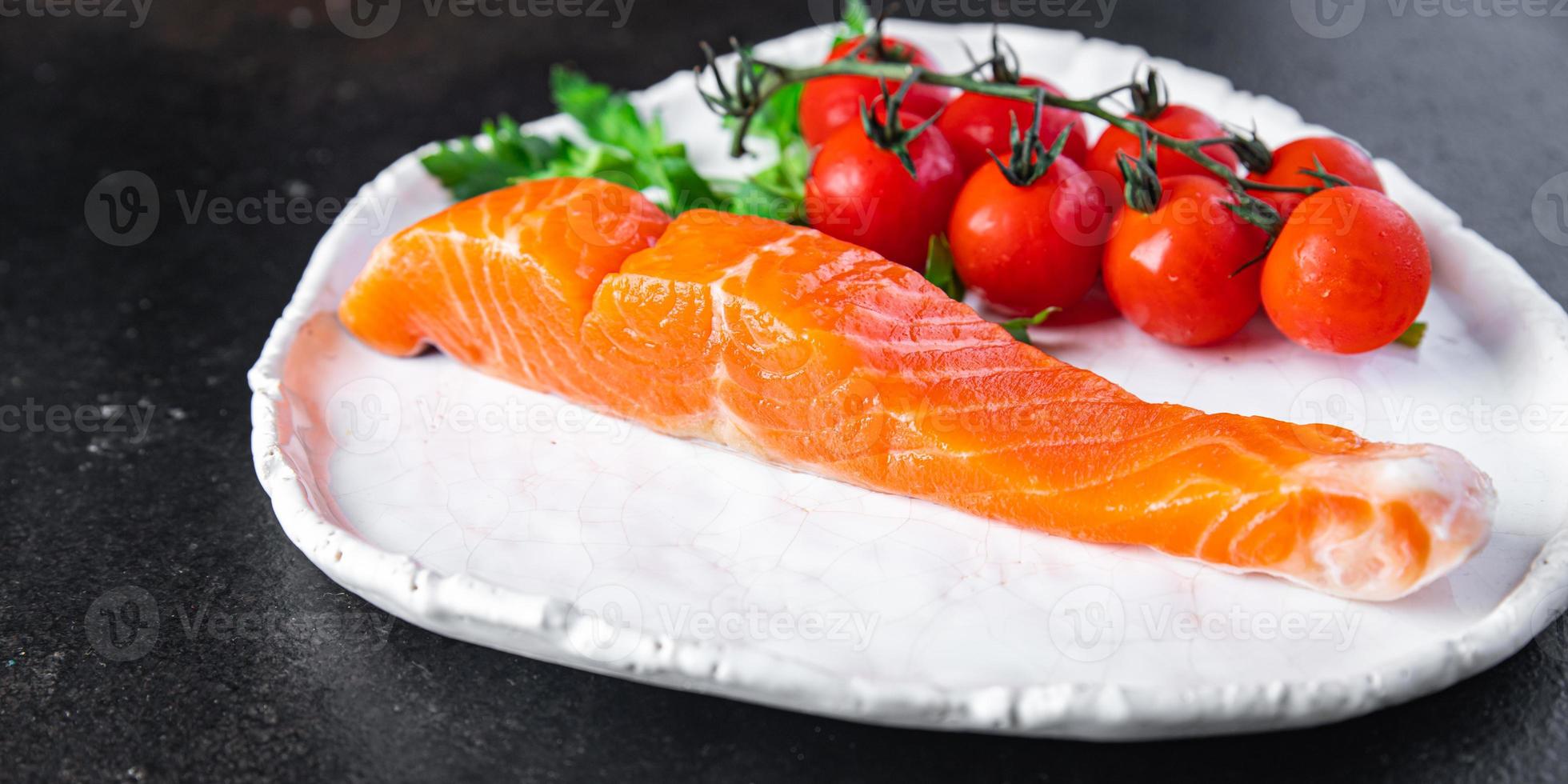 stuk zalm stuk vis rauwkost rood plakje zeevruchten foto