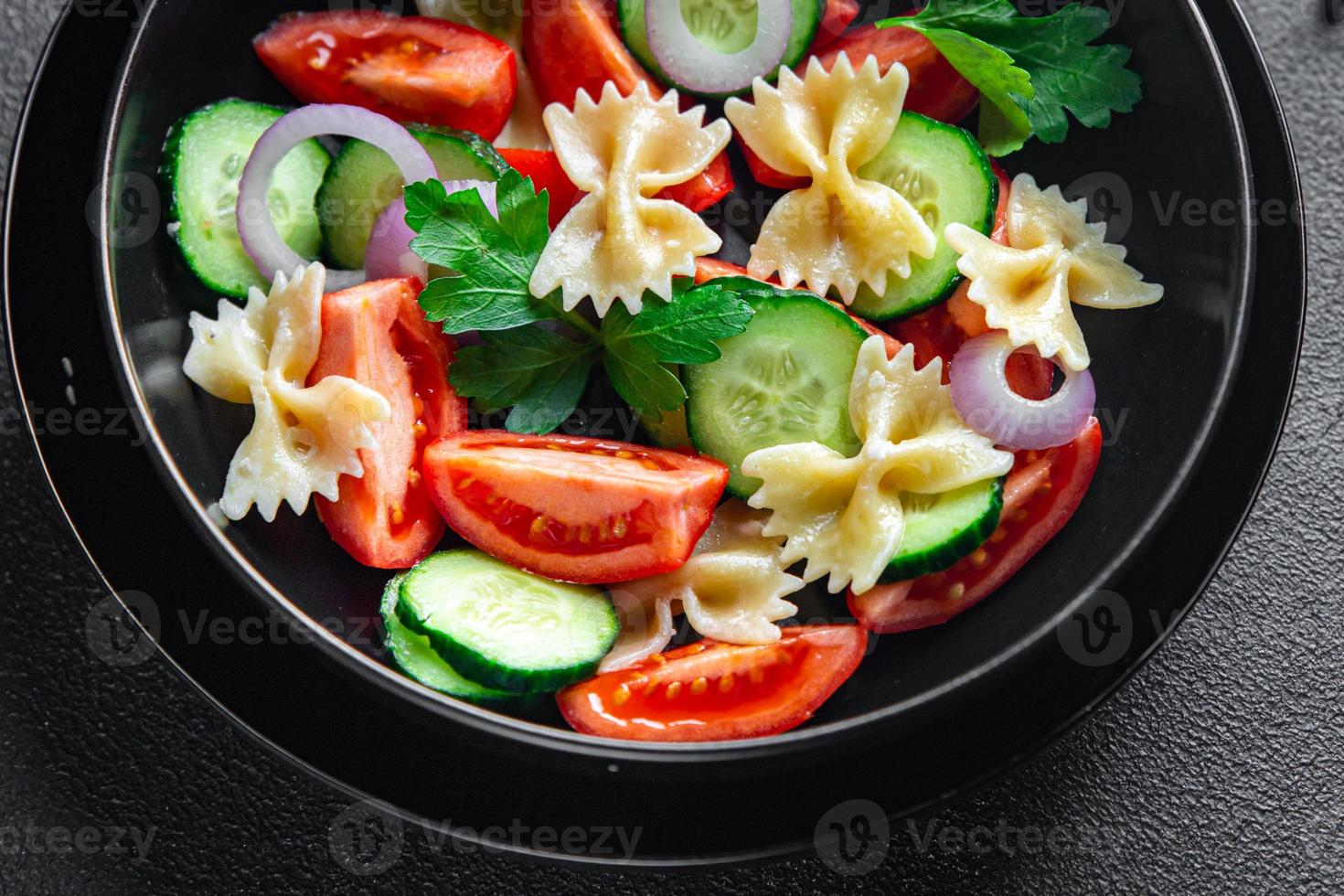 pastasalade farfalle, tomaat, komkommer, ui gezonde maaltijd dieet foto