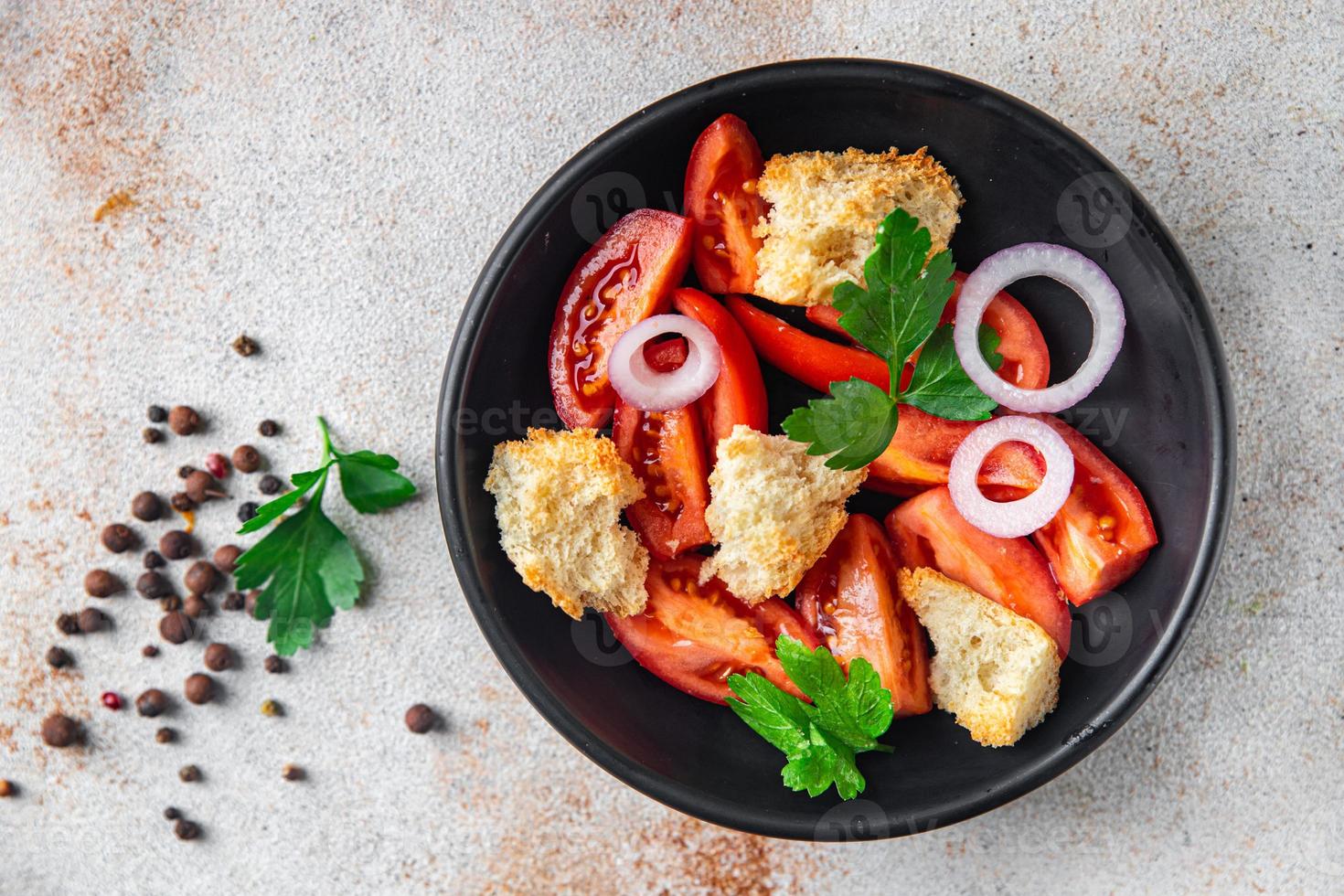 panzanella salade gedroogd brood, tomaat vegetarisch eten foto