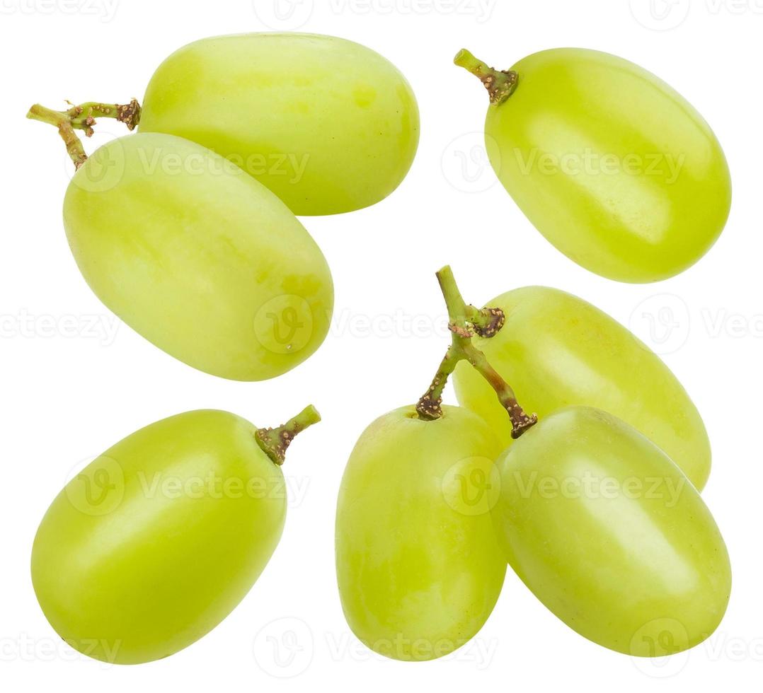 groene druiven geïsoleerd op een witte achtergrond foto