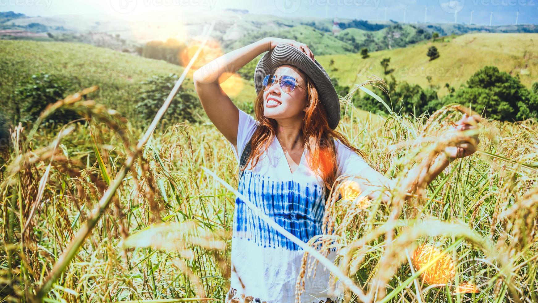 aziatische vrouwen reizen ontspannen in de vakantie. staan natuurlijke touch bergveld. Thailand foto