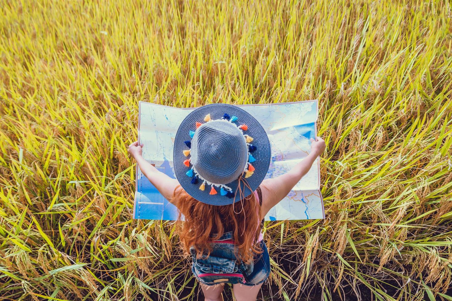 aziatische vrouwen reizen ontspannen in de vakantie. uitbreiden enquête kaart bergveld. Thailand foto