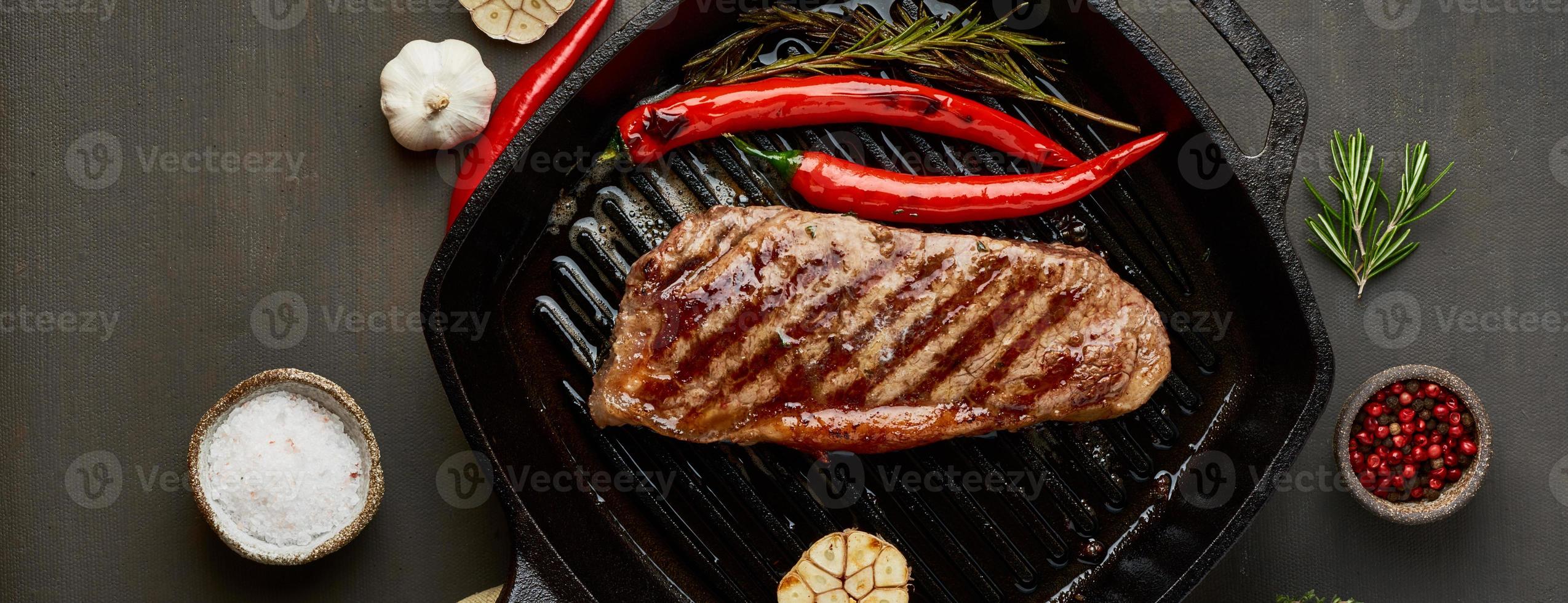 keto ketogeen dieet biefstuk, gebakken lendestuk op grillpan. paleo food recept met vlees foto