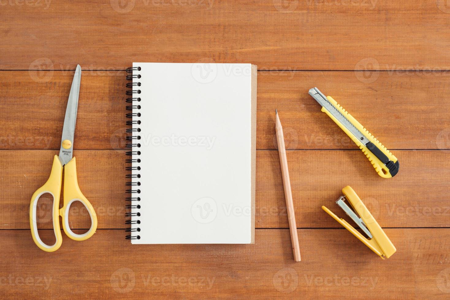 minimale werkruimte - creatieve platliggende foto van werkruimtebureau. Bureau houten tafel achtergrond met open mock-up notebooks en pennen en plant. bovenaanzicht met kopieerruimte, platliggende fotografie.