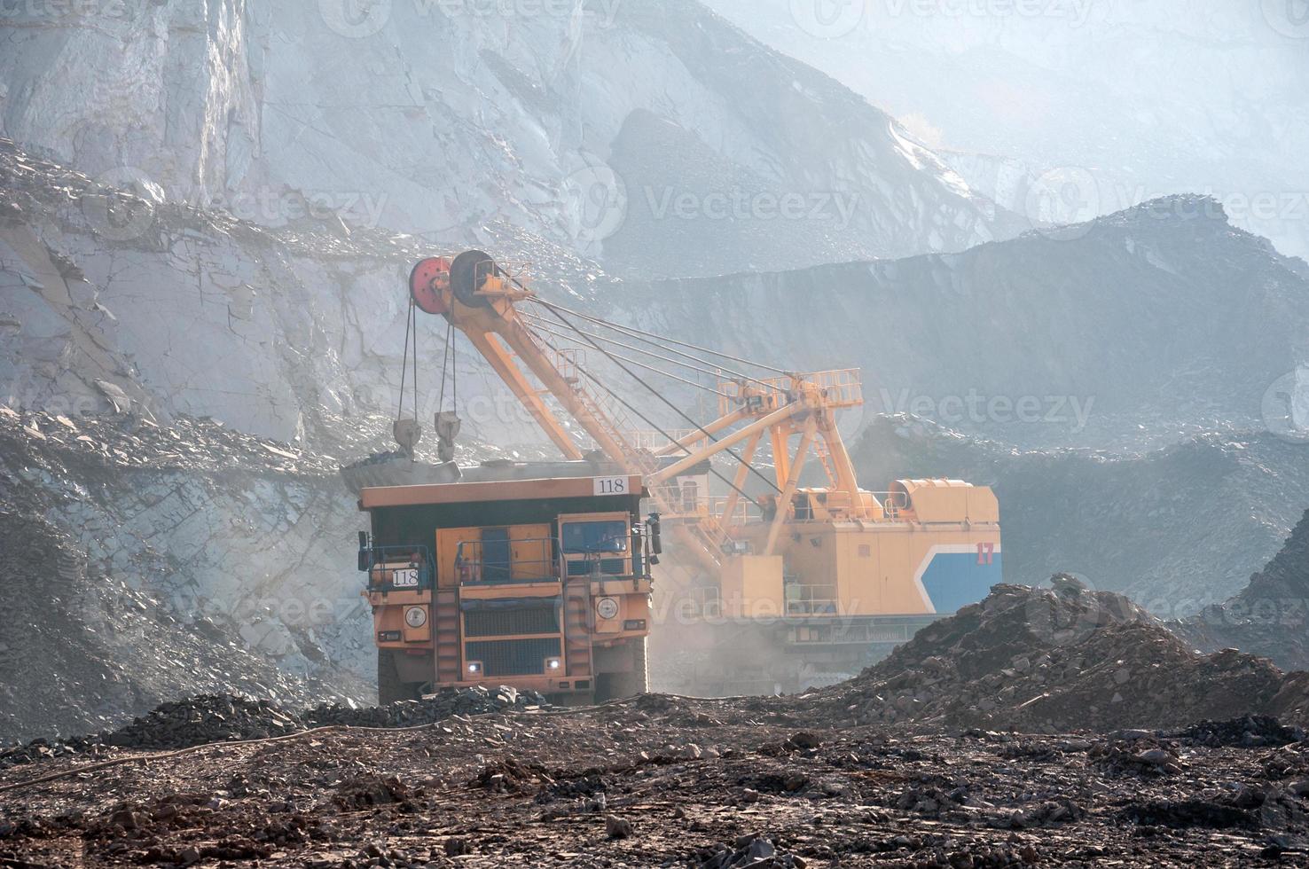 dagbouw mijn dump trucks rijden alleen industriegebied van ijzerertsgroeve foto