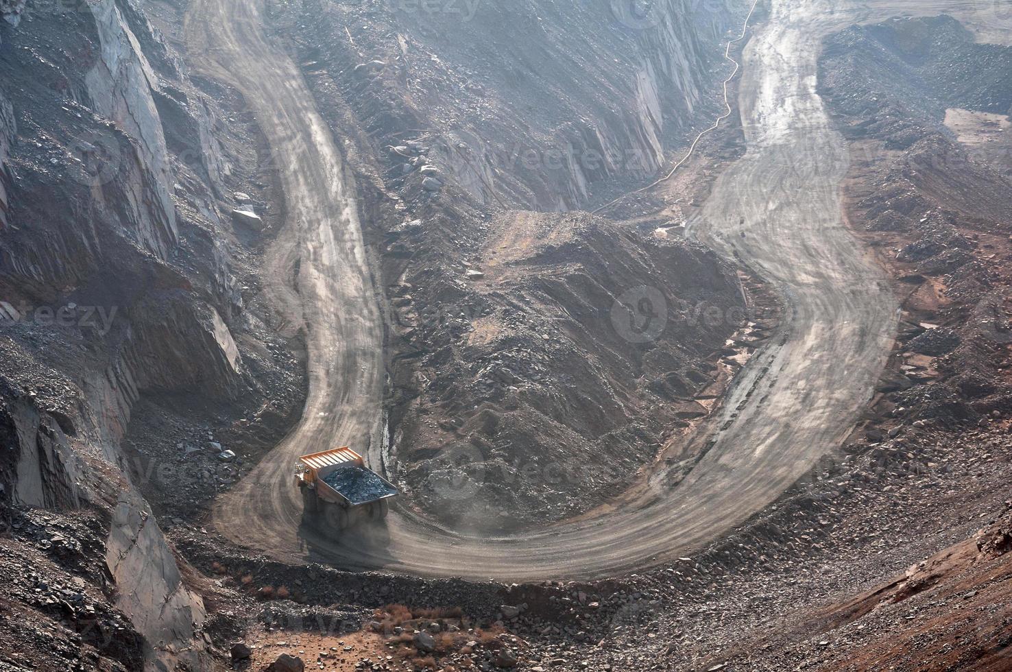 dagbouw mijn dump trucks rijden alleen industriegebied van ijzerertsgroeve foto