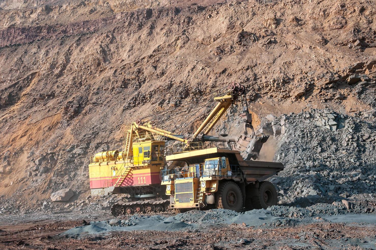 dagbouw mijn dump trucks rijden alleen industriegebied van ijzerertsgroeve foto