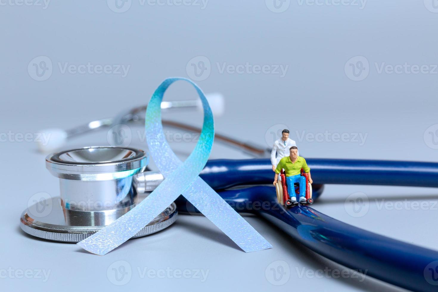 man zit op rolstoel en dokter met linten, wereld kanker dag concept foto