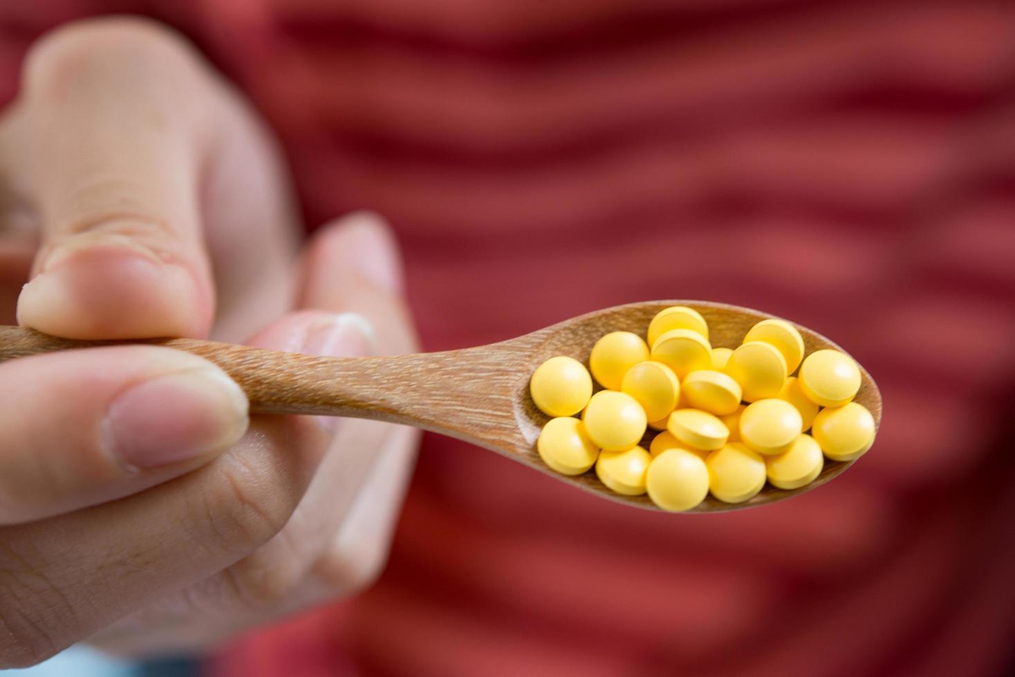 vrouwenhand die een pil vasthoudt, neemt medicijnen in volgens het doktersvoorschrift foto