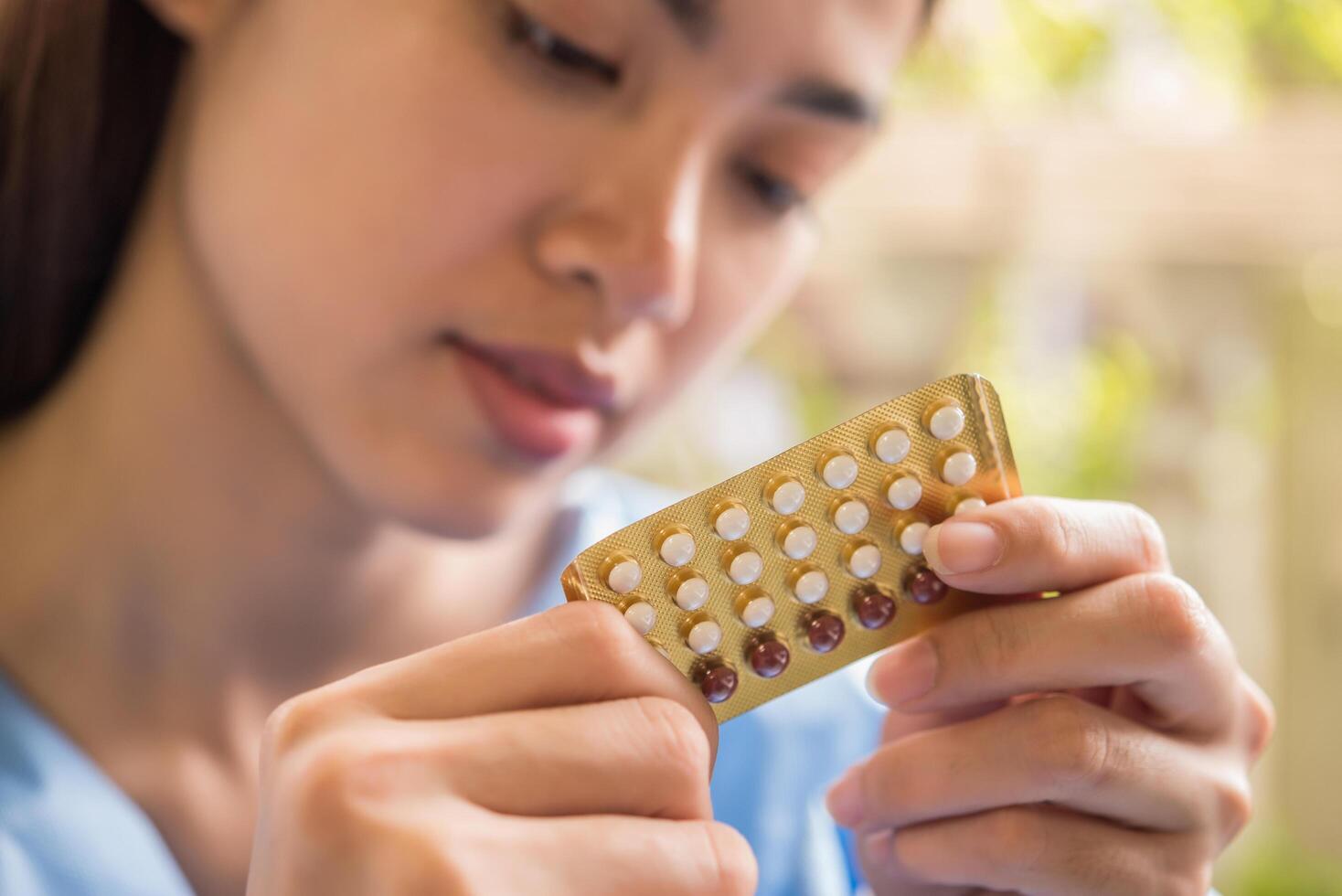 vrouw hand met een anticonceptiepaneel voorkomen zwangerschap foto